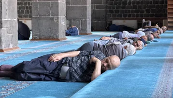 Sıcaktan bunalan camiye koştu