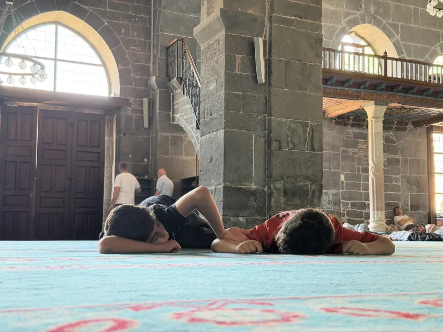 Sıcaktan bunalan camiye koştu 5 Sıcaktan bunalan camiye koştu 5