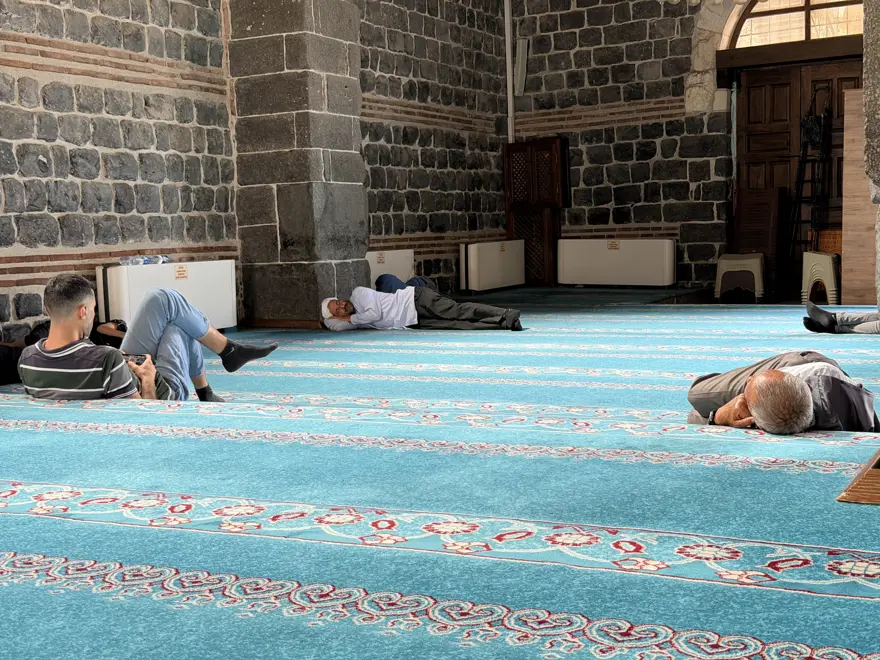 Sıcaktan bunalan camiye koştu 4 Sıcaktan bunalan camiye koştu 4