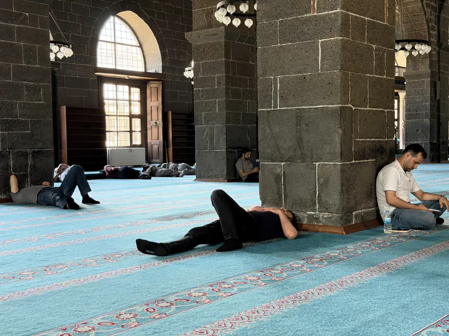 “SICAKLARDAN DOLAYI ÇOĞU YAŞLIMIZ BURAYA GELİYOR” 3 “SICAKLARDAN DOLAYI ÇOĞU YAŞLIMIZ BURAYA GELİYOR” 3