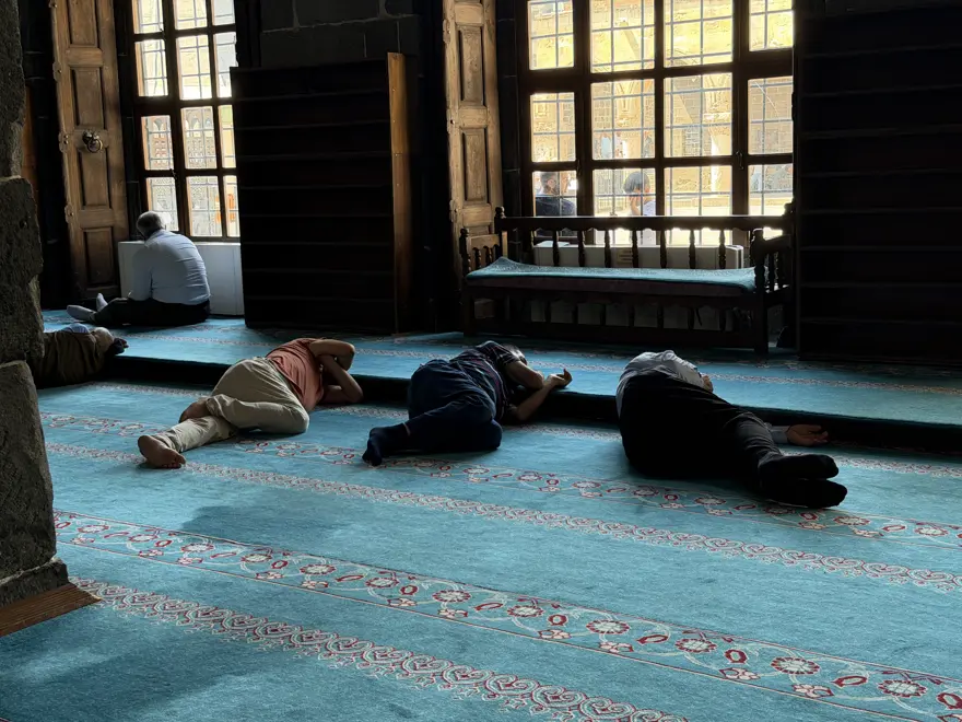 "SICAKLARDAN DOLAYI CAMİYE GELİP SERİNLİYORUZ" 2 "SICAKLARDAN DOLAYI CAMİYE GELİP SERİNLİYORUZ" 2