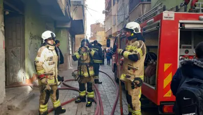 Diyarbakır'da beş katlı binada yangın: 13 kişi dumandan etkilendi
