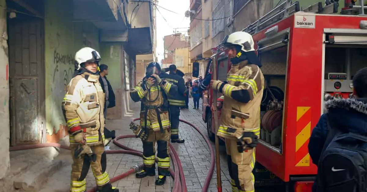 Diyarbakır'da beş katlı binada yangın: 13 kişi dumandan etkilendi
