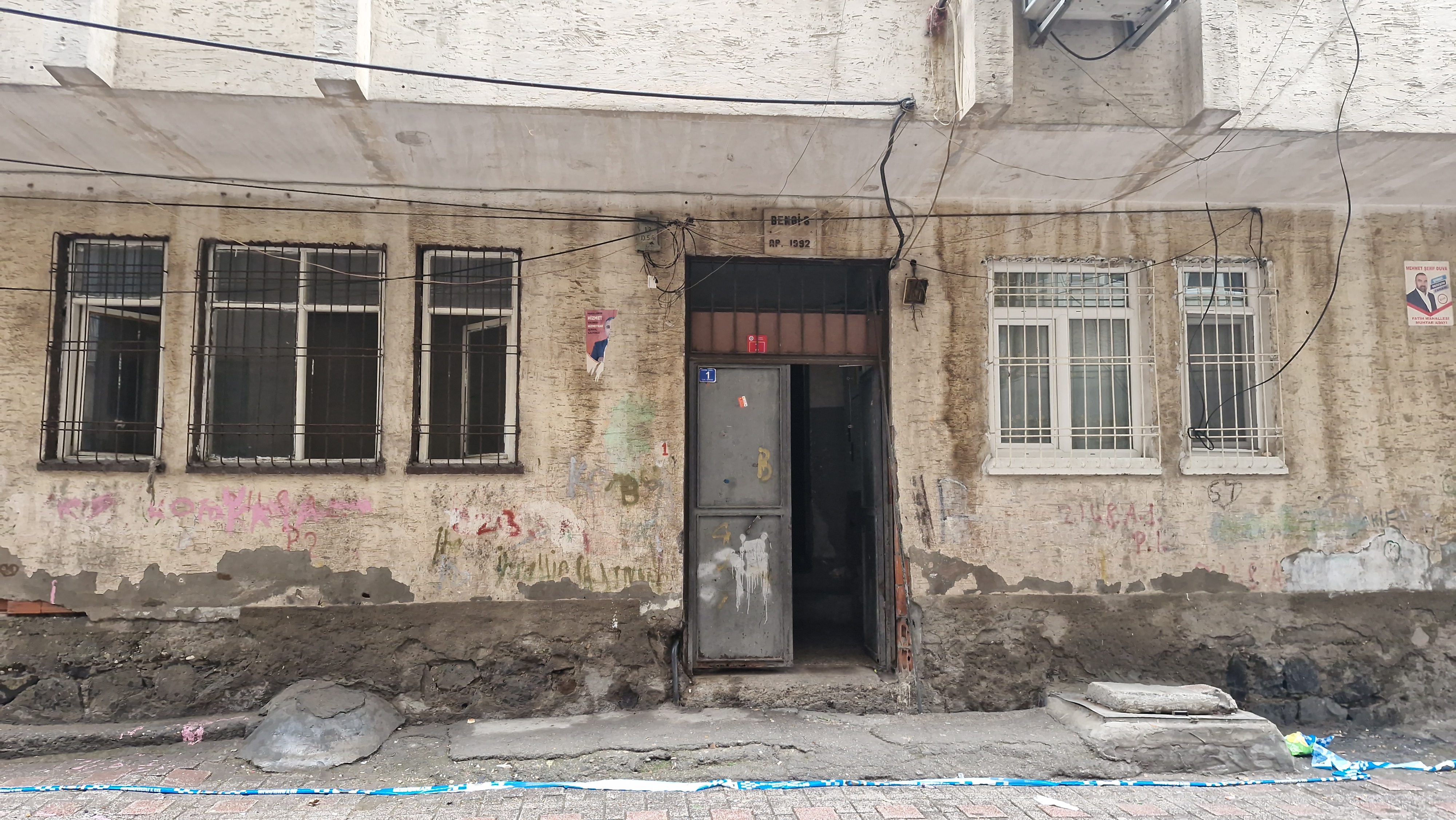 Diyarbakır'da kolonlarından ses gelen apartman tahliye edildi