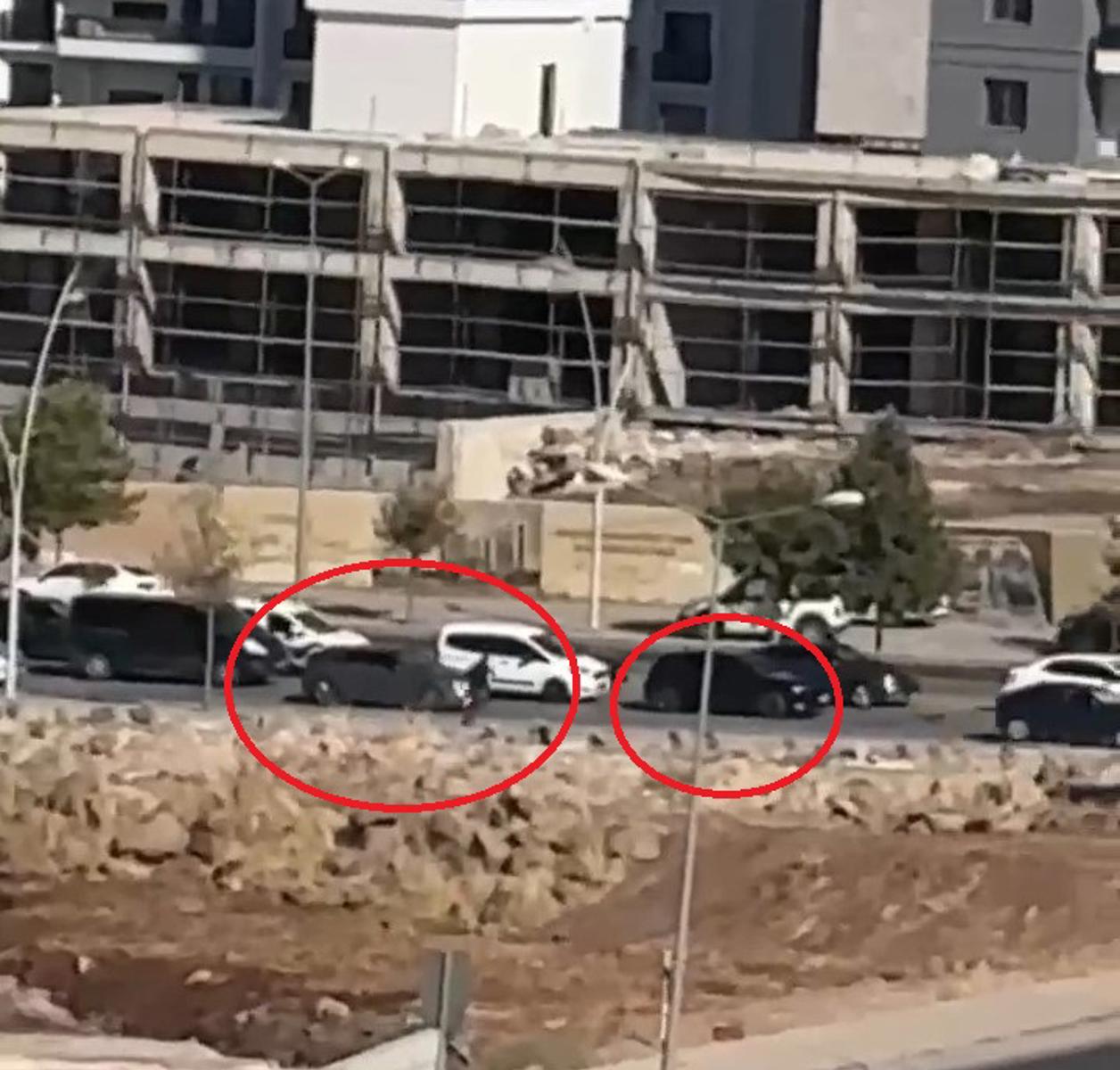 Kırmızı ışıkta bekleyen cipe silahlı saldırı. 2 yaralı