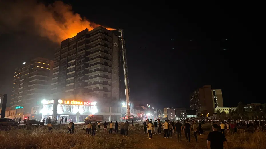 Diyarbakır'da plaza yangını. 3'ü itfaiye eri 5 kişi dumandan etkilendi