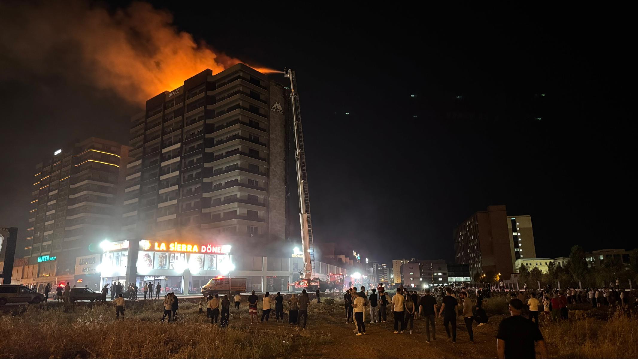 Diyarbakır'da plaza yangını. 3'ü itfaiye eri 5 kişi dumandan etkilendi