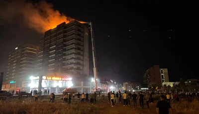 Diyarbakır'da plaza yangını. 3'ü itfaiye eri 5 kişi dumandan etkilendiDiyarbakır'da bir plazada yangın çıktı, binasının çatısından alevler yükseldi. Yangında 3'ü itfaiye eri 5 kişi dumandan etkilendi.