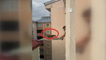 Çatıda mahsur kalan kediyi ütü masasıyla kurtardılar