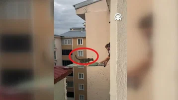 Çatıda mahsur kalan kediyi ütü masasıyla kurtardılar
