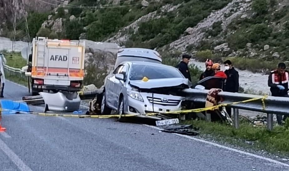 Düğün dönüşü kaza. Araç hurdaya döndü, 1 kişi hayatını kaybetti