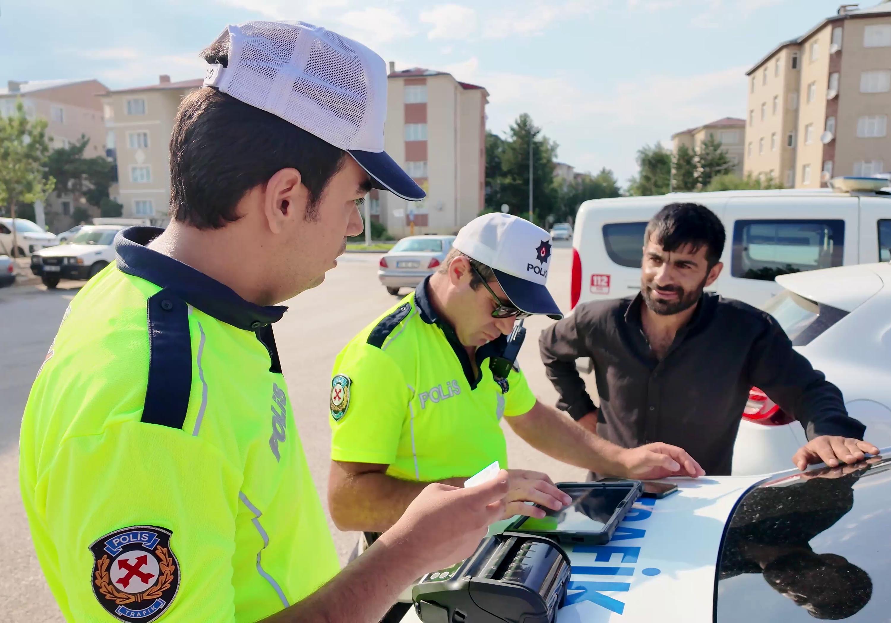 Düğün konvoyunda korna çaldı, ceza yedi. Makbuzu görünce tövbe etti