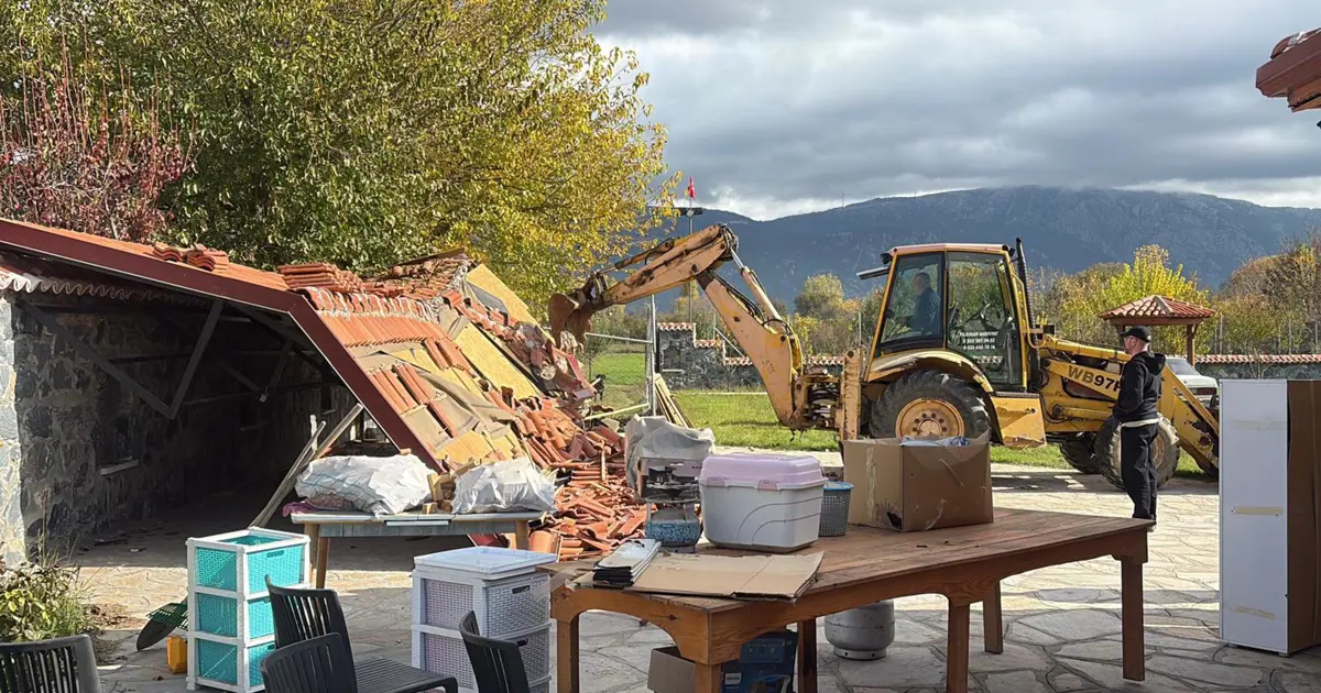 Karabağlar Yaylası'nda kaçak yapılar yıkılıyor