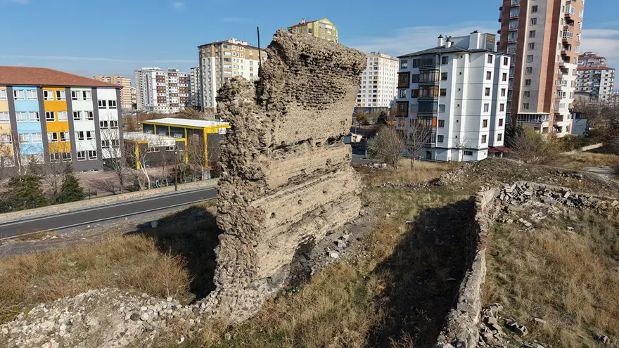 ÜZERİNDE GECEKONDULAR VAR
 2