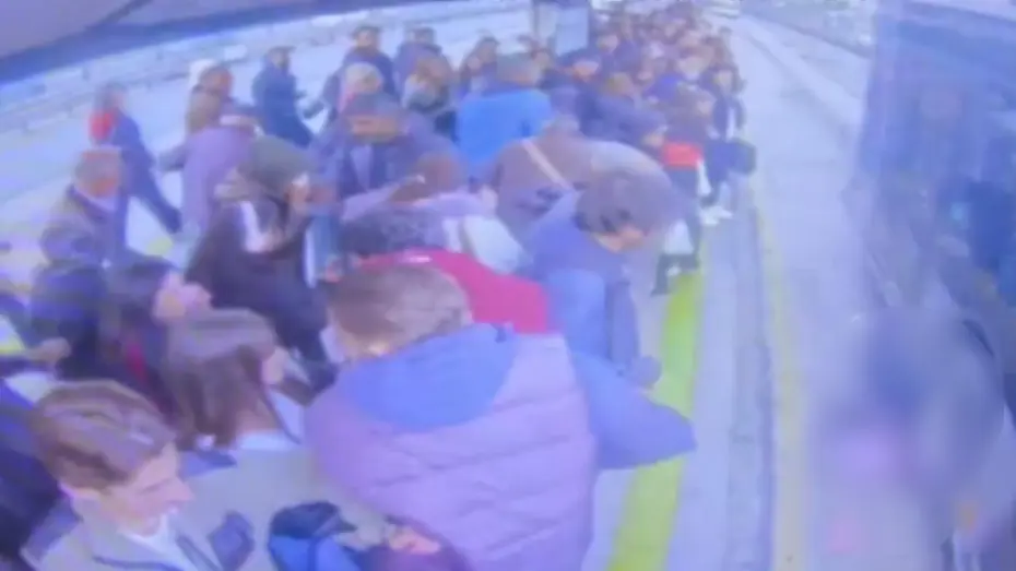 Durakta bayılan 14 yaşındaki çocuk metrobüsün altında kaldı 