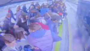 Durakta bayılan 14 yaşındaki çocuk metrobüsün altında kaldı