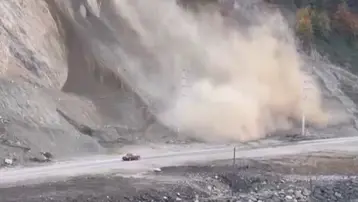 Kayaların altında kalmaktan son anda kurtuldu