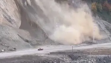 Kayaların altında kalmaktan son anda kurtuldu