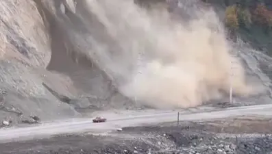 Kayaların altında kalmaktan son anda kurtuldu