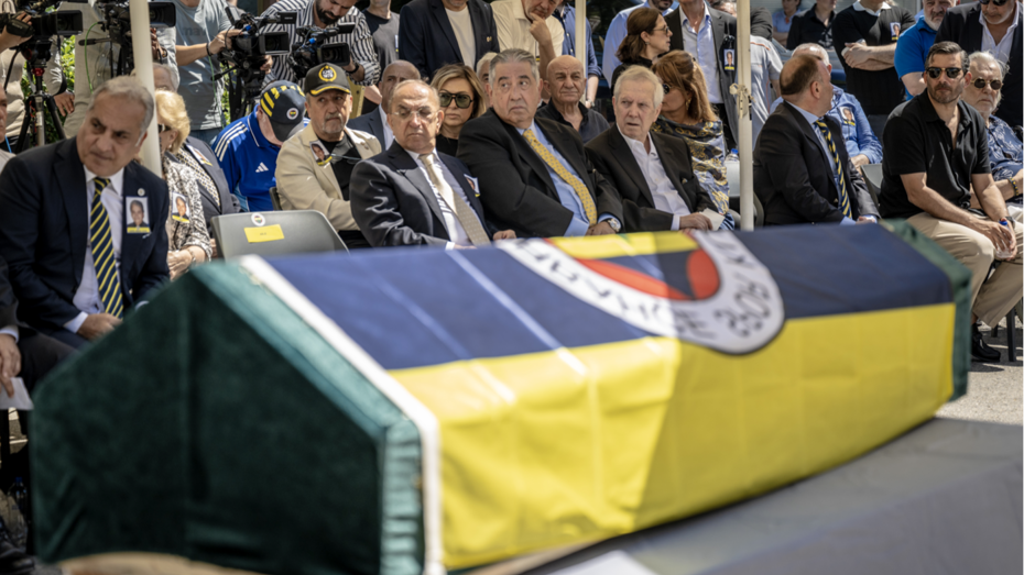 Aziz Yıldırım gözyaşlarına hakim olamadı. Fenerbahçe'de Derviş Köksal Özbek için tören