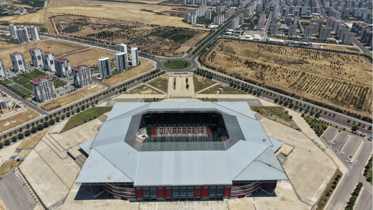 Diyarbakır Stadyumu Süper Lig’e hazırlanıyor. Fanlar çimlere sürekli serin hava üflüyor