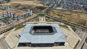 Diyarbakır Stadyumu Süper Lig’e hazırlanıyor. Fanlar çimlere sürekli serin hava üflüyor