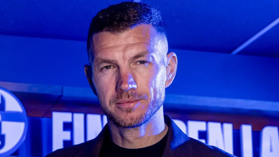 Fenerbahçe'nin eski yıldızı Edin Dzeko, yeni takımına 16 maçlığına imzayı attı