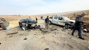 Diyarbakır&#x27;da iki araç kafa kafaya çarpıştı