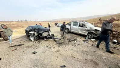 Diyarbakır'da iki araç kafa kafaya çarpıştı