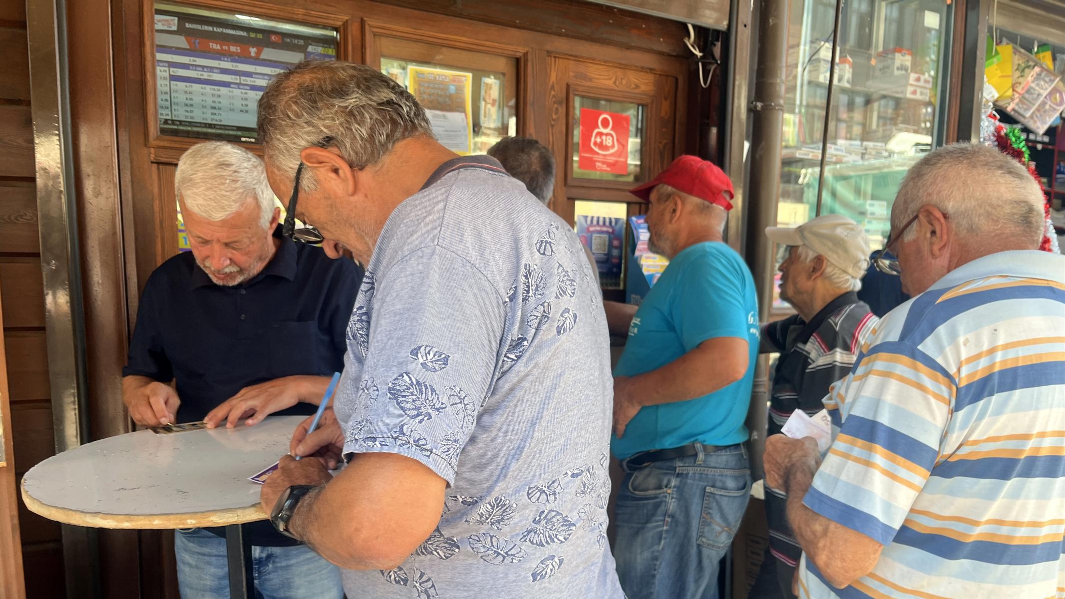 100 lira verdi, 8 milyon TL kazandı. İlk tepkisi şaşırttı