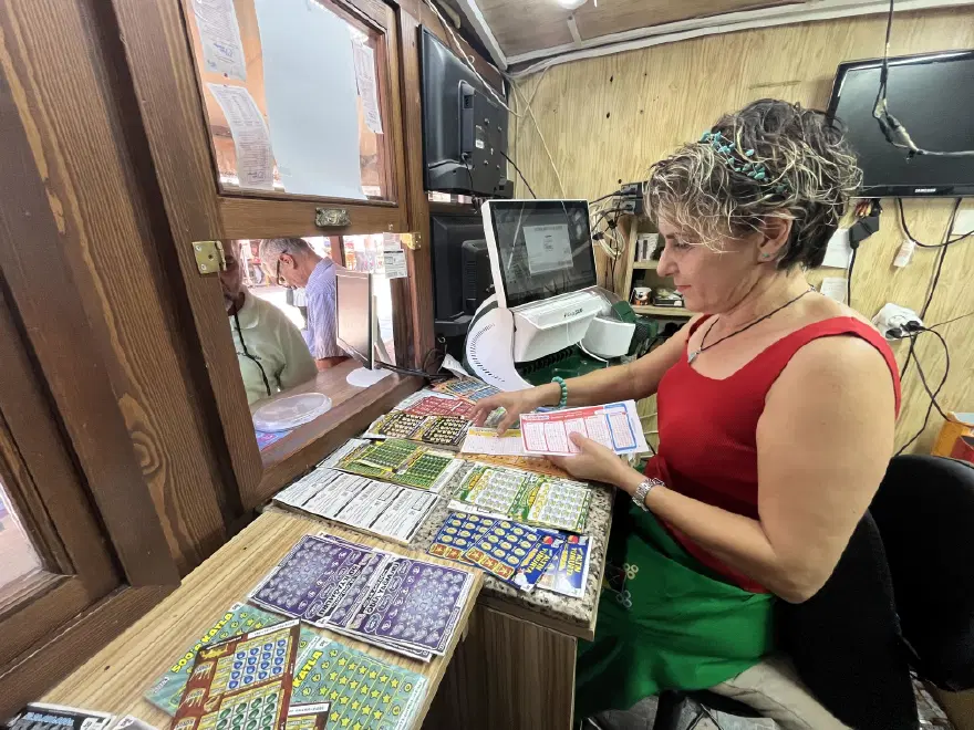 100 lira verdi, 8 milyon TL kazandı. İlk tepkisi şaşırttı 1 100 lira verdi, 8 milyon TL kazandı. İlk tepkisi şaşırttı 1