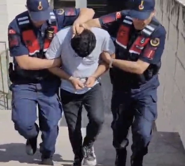 Edremit’teki orman yangına ilişkin 1 tutuklamaBalıkesir'in Edremit ilçesinde çıkan orman yangınına ilişkin soruşturmada, jandarma tarafından gözaltına alınan bir kişi tutuklandı.
