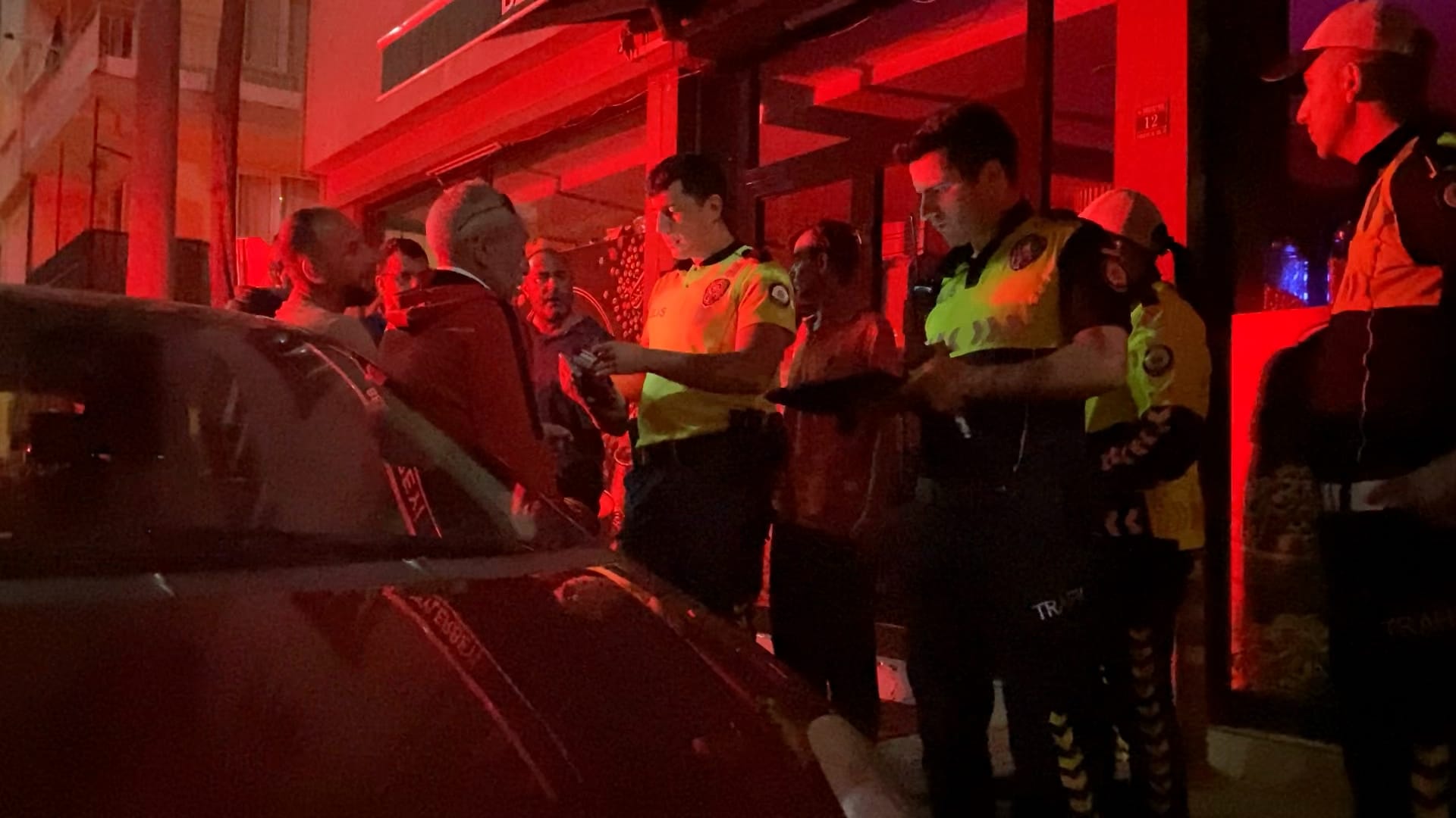 Polis sert çıktı. "Dağda teröristle çatıştım da geldim, sen bana ne anlatıyorsun"