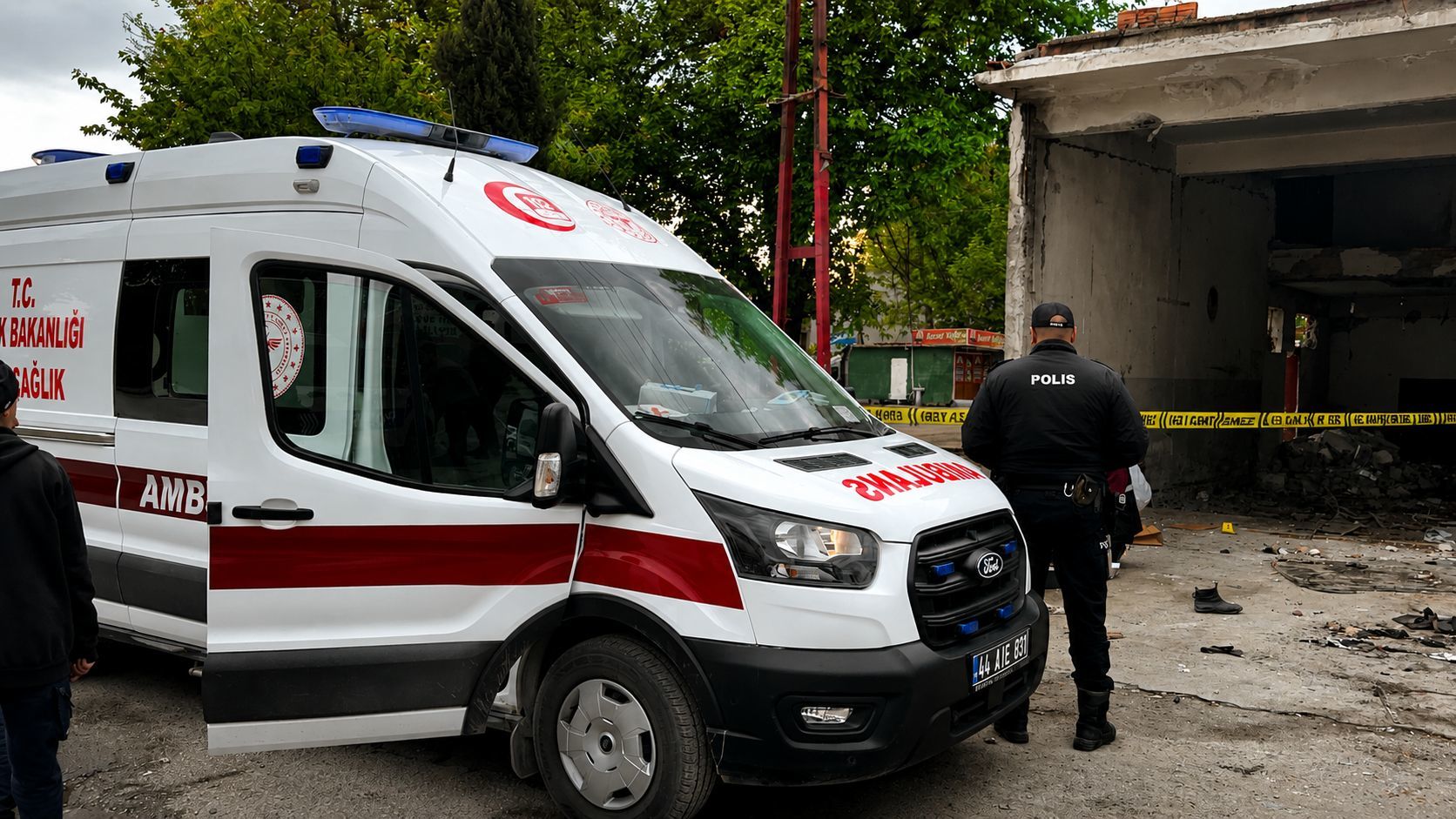 Elektrik direğinden düşen hurdacı yaşamını yitirdi