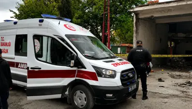 Elektrik direğinden düşen hurdacı yaşamını yitirdi