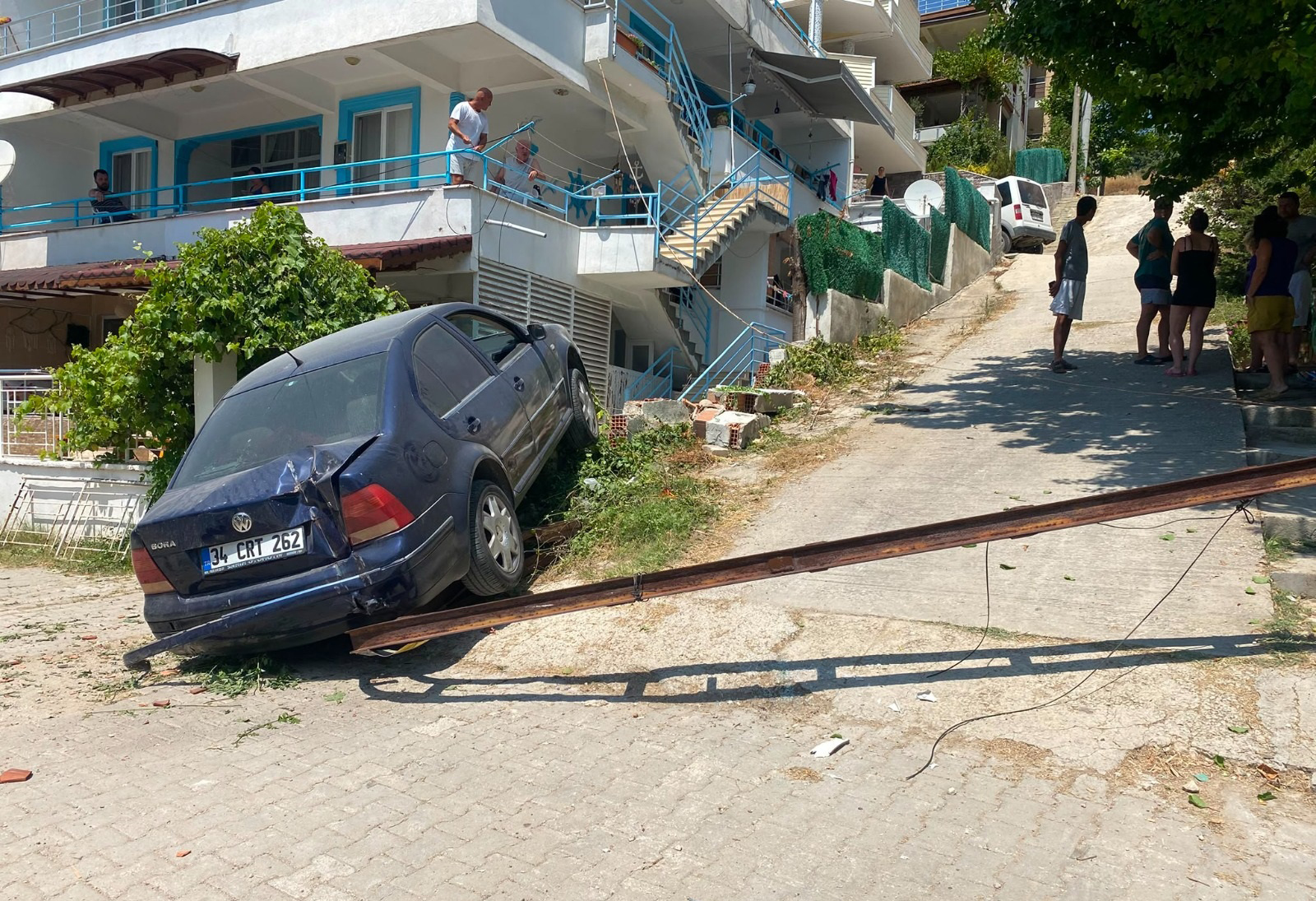Kontrolden çıkan otomobil önce direğe çarptı, sonra balkona çıktı