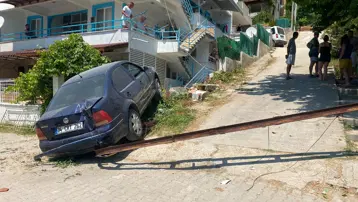 Kontrolden çıkan otomobil önce direğe çarptı, sonra balkona çıktı