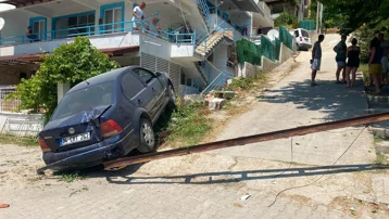 Kontrolden çıkan otomobil önce direğe çarptı, sonra balkona çıktı