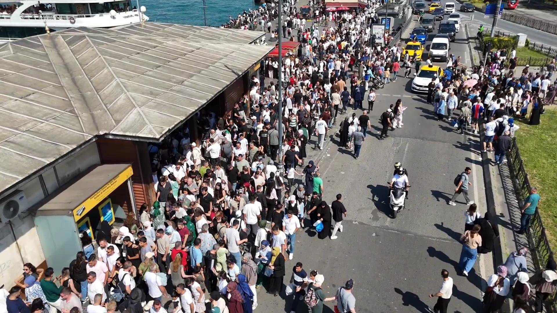 Eminönü'nde insan seli. İskelede adım atacak yer kalmadı