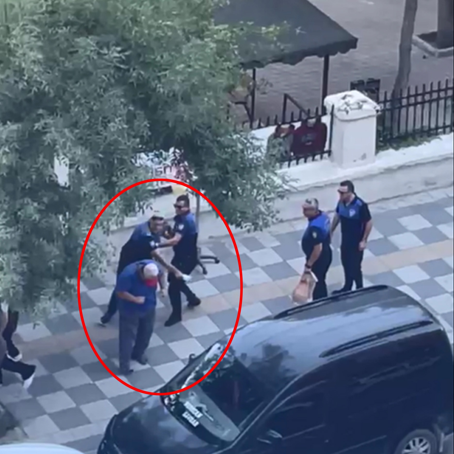 Zihinsel engelli seyyar satıcıya vuran zabıta görevden uzaklaştırıldı