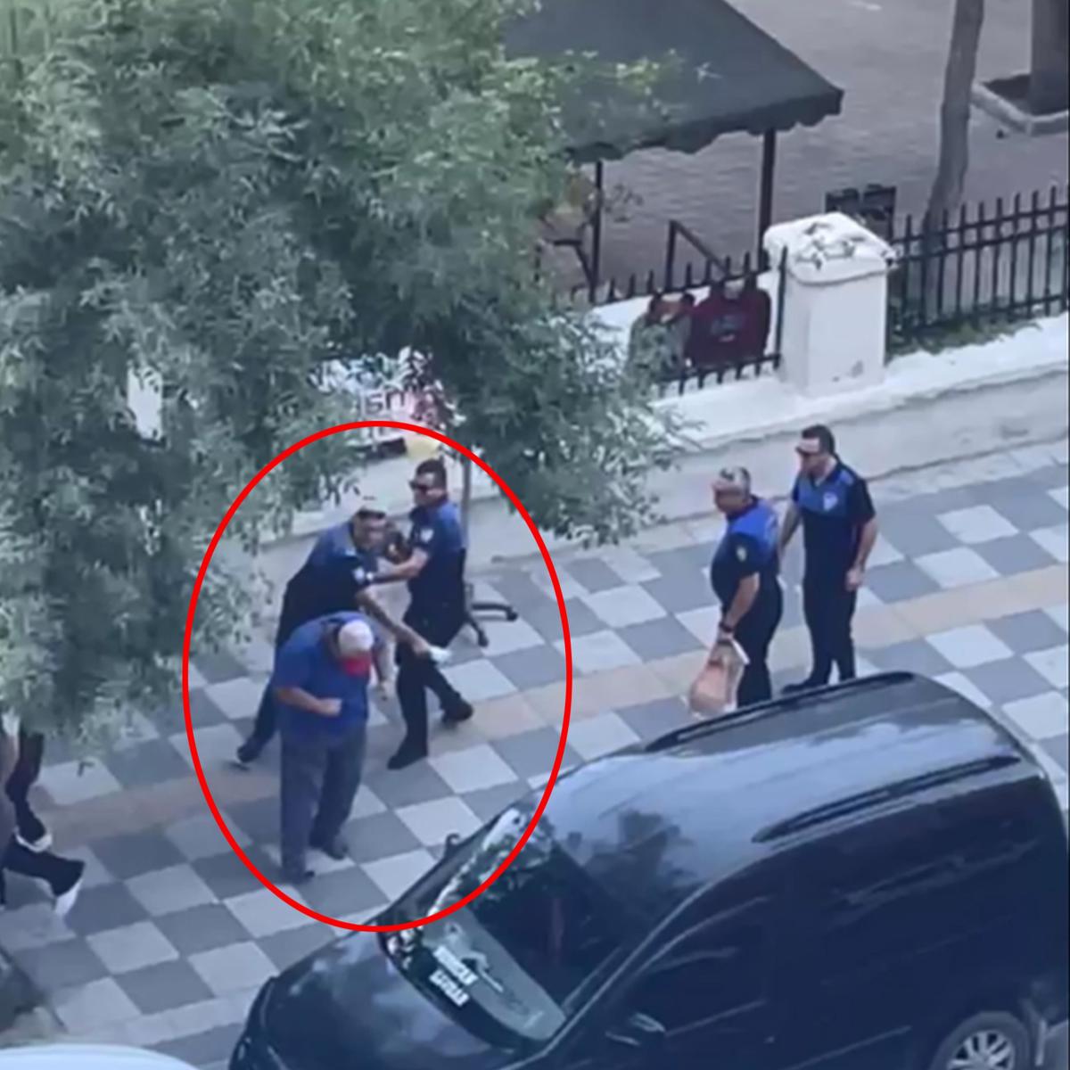 Zihinsel engelli seyyar satıcıya vuran zabıta görevden uzaklaştırıldı