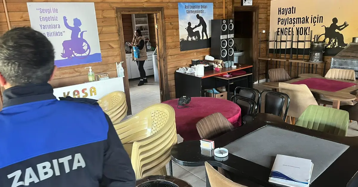 Engellilere tahsis edilen binayı kafeteryaya çevirip okey oynadılar