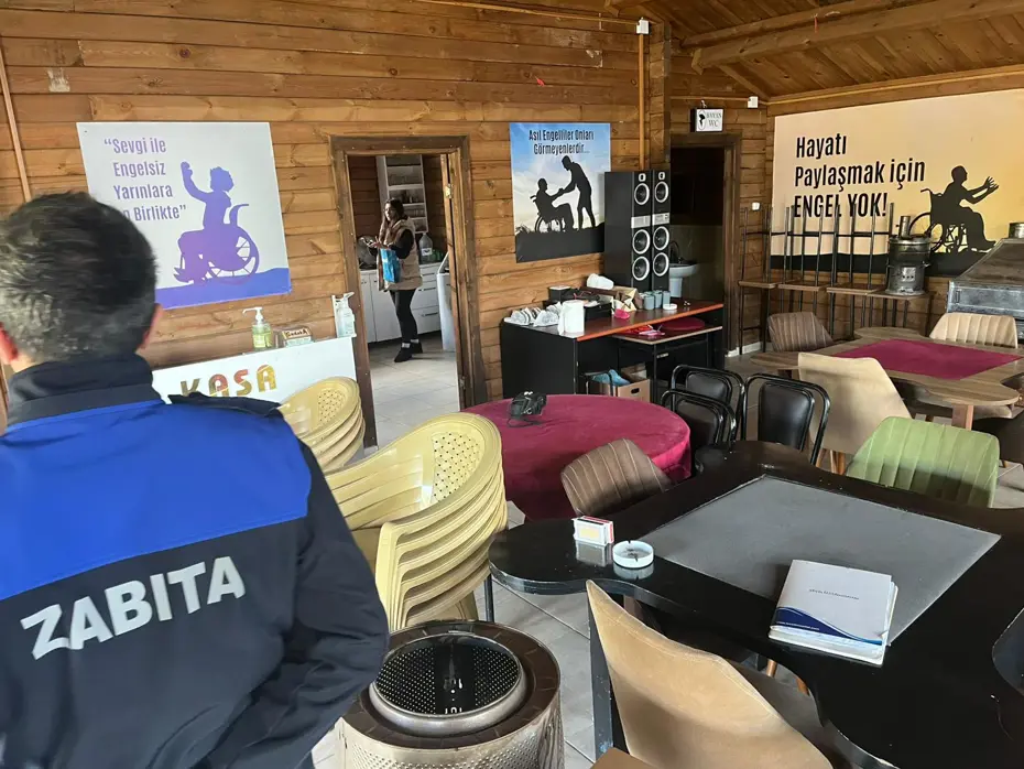 Engellilere tahsis edilen binayı kafeteryaya çevirip okey oynadılar