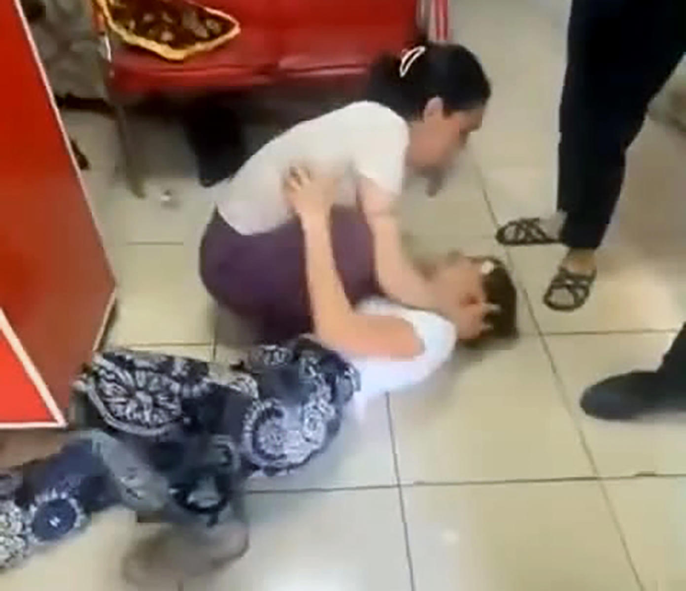 Hırsızlar eve girmeye çalışırken yakalandı, kendini yere atıp çırpındı