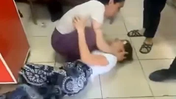 Hırsızlar eve girmeye çalışırken yakalandı, kendini yere atıp çırpındı