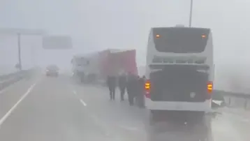 Görüş mesafesi düştü, yolcu otobüsü ile TIR çarpıştı