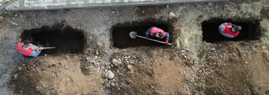 "MEZARLIĞA BİR METREYE YAKIN KAR YAKIYOR" 3