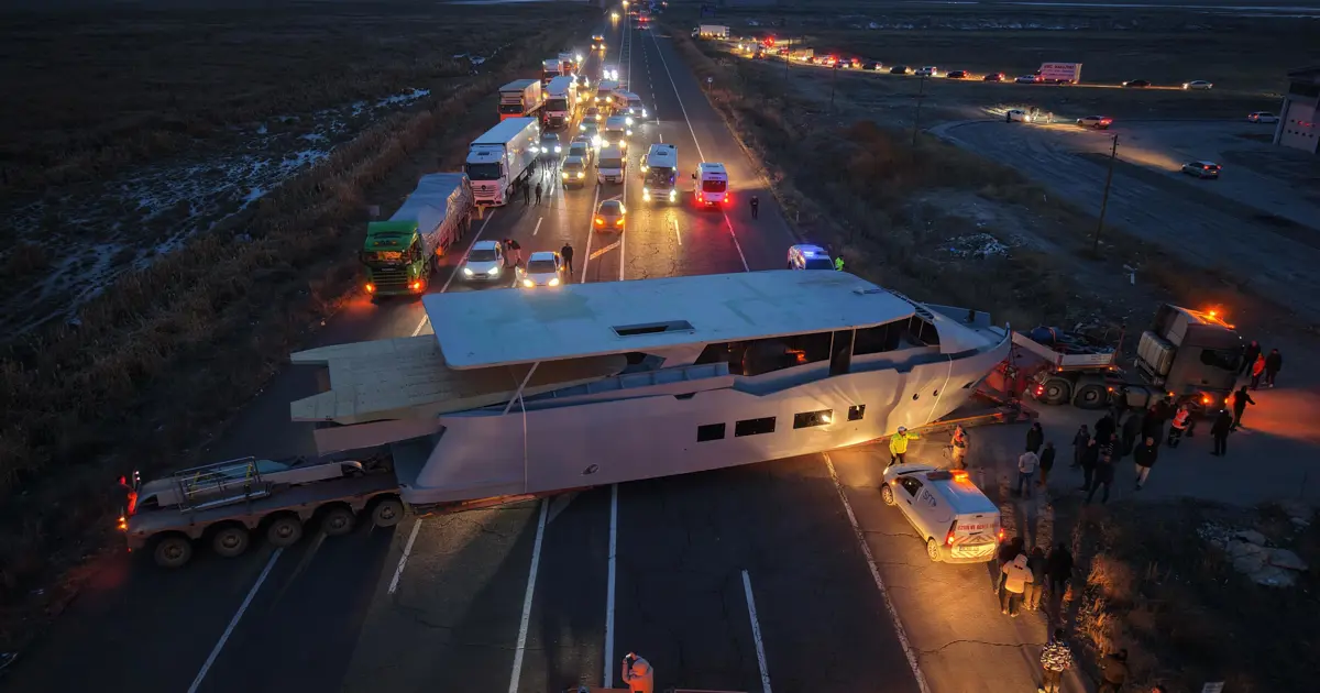 Yat karayolunu kapattı. Sürücüler şaşkına döndü