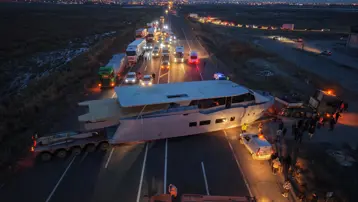 Yat karayolunu kapattı. Sürücüler şaşkına döndü