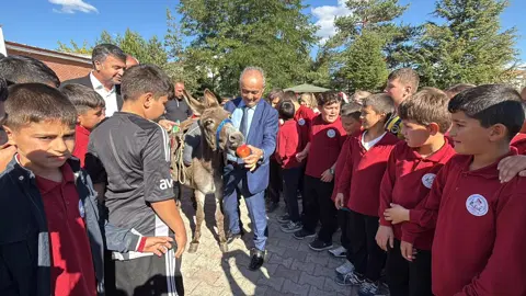 Eşekle Türkiye’yi gezip, köy çocuklarına kitap ve kırtasiye malzemeleri dağıttı